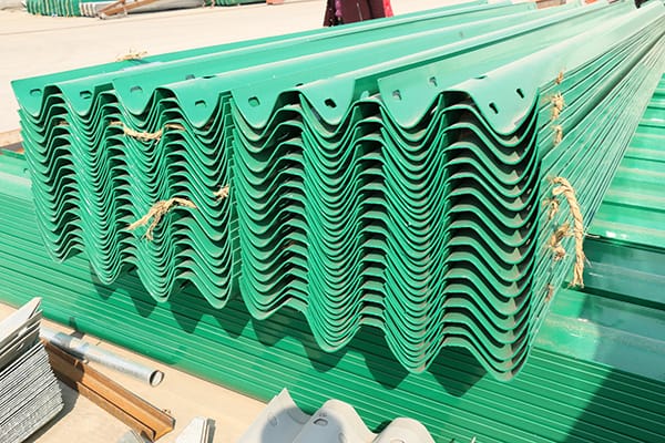 波形护栏板的零部件的品种及作用